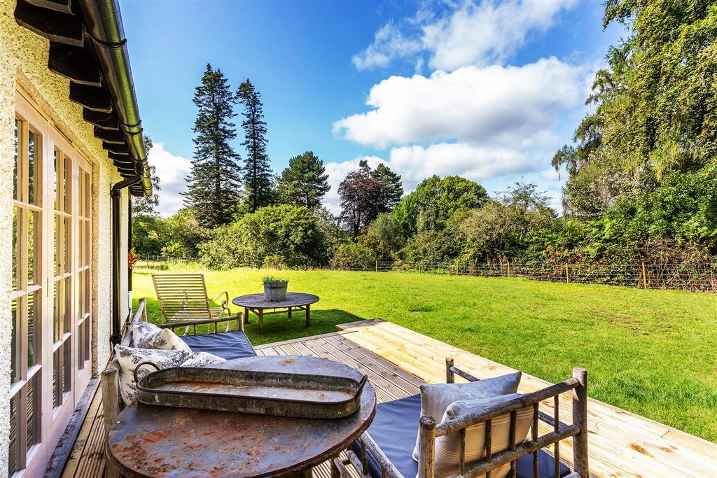 Property photo 3 of 33 House. Partnership