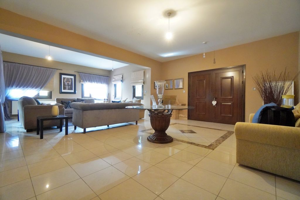 Property photo 3 of 28