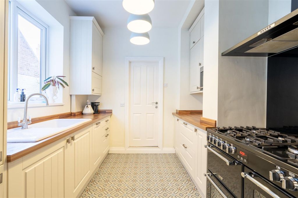 Property photo 3 of 9 Kitchen