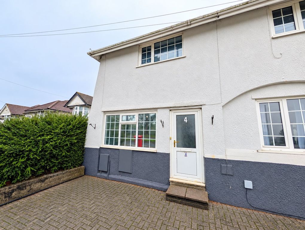 Property photo 1 of 5 Tidy Suburban House Frontage