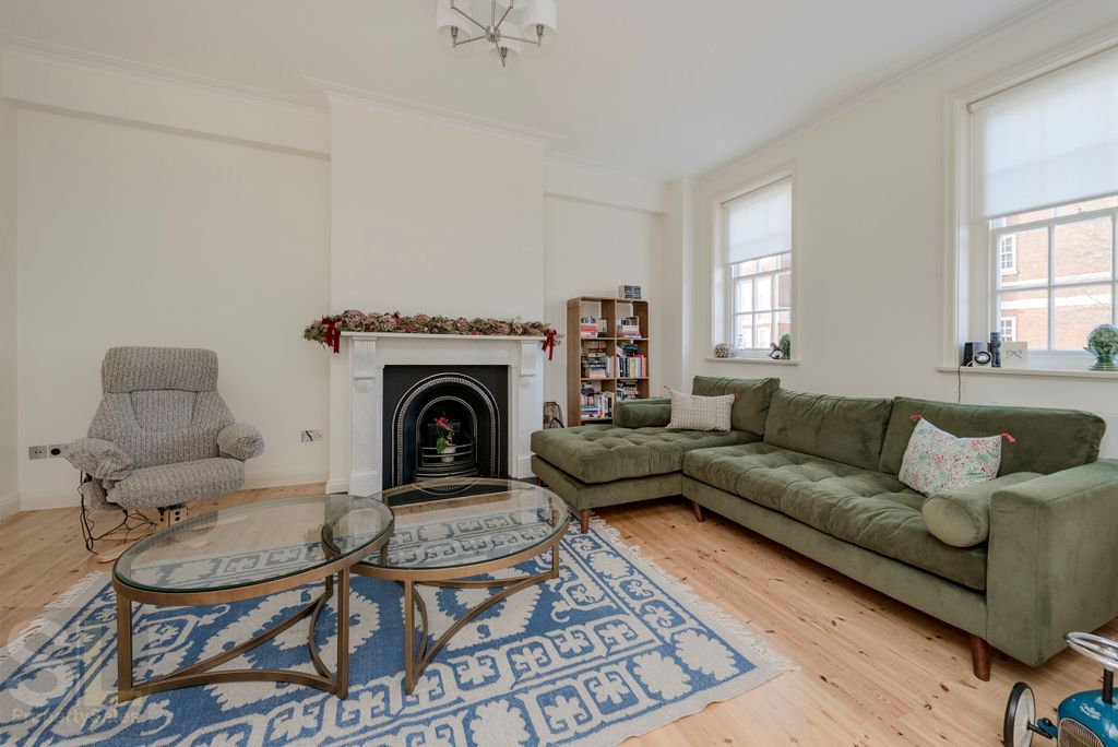 Property photo 3 of 9 21 Duchess Of Bedford Hse-4258