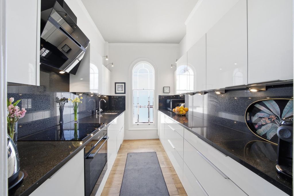 Additional image 8 of 3 bed flat for salePark Terrace, The Park NG1