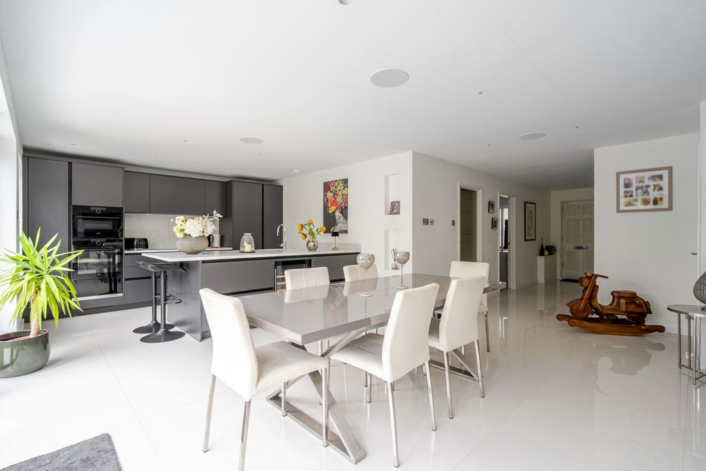 Property photo 3 of 14 Kitchen/Dining