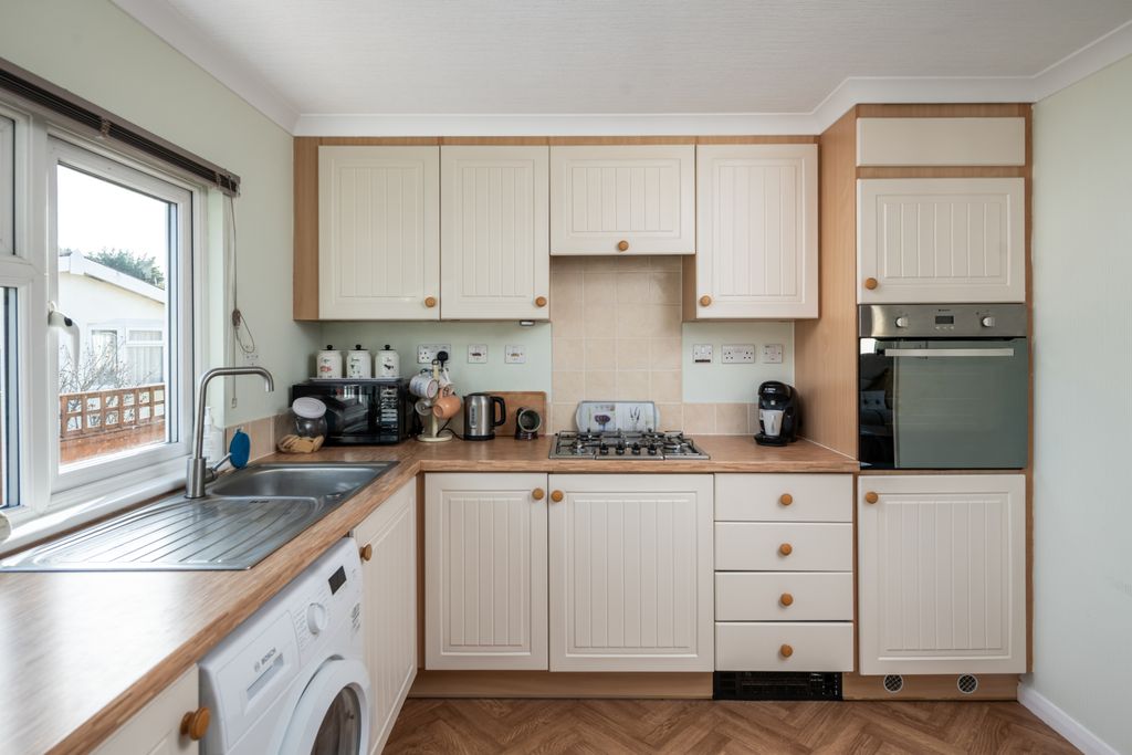 Property photo 2 of 19 Kitchen