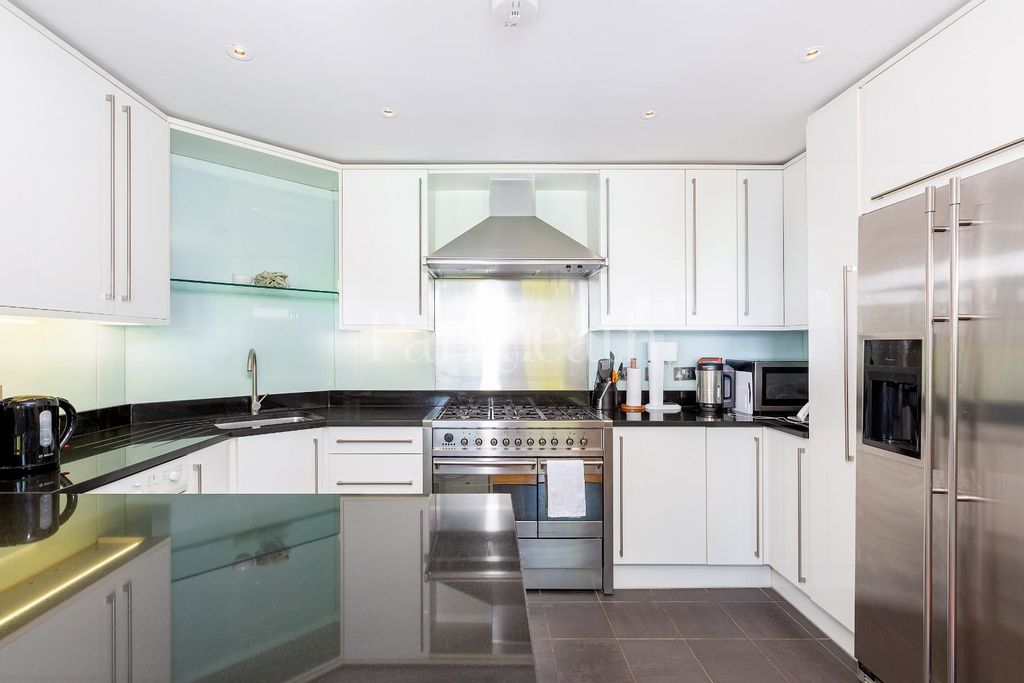 Property photo 2 of 8 Flat 3 12 Downside Crescent Nw3-5.Jpg
