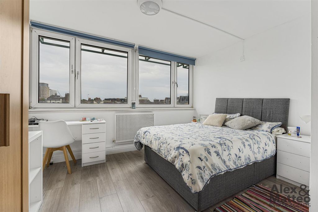 Property photo 3 of 10 Fulmar House