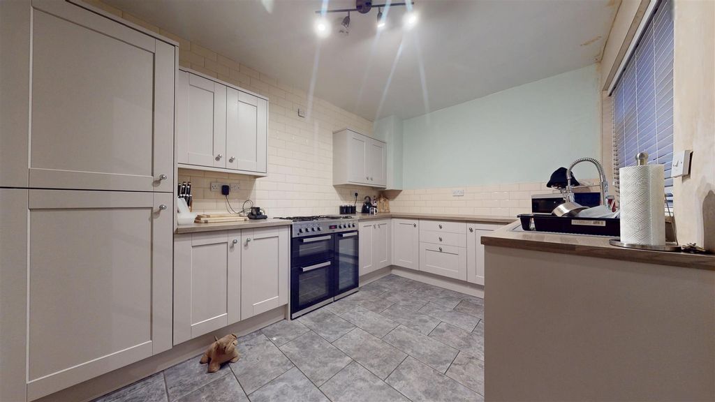 Property photo 2 of 21 Newton Road Kitchen