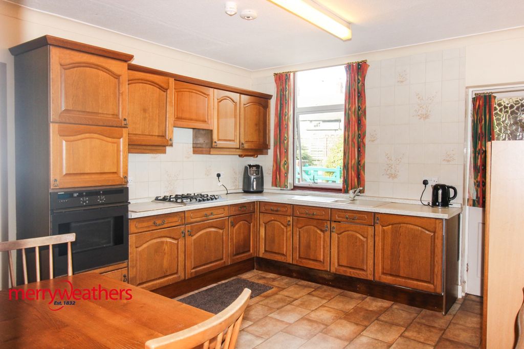Property photo 2 of 19 Kitchen