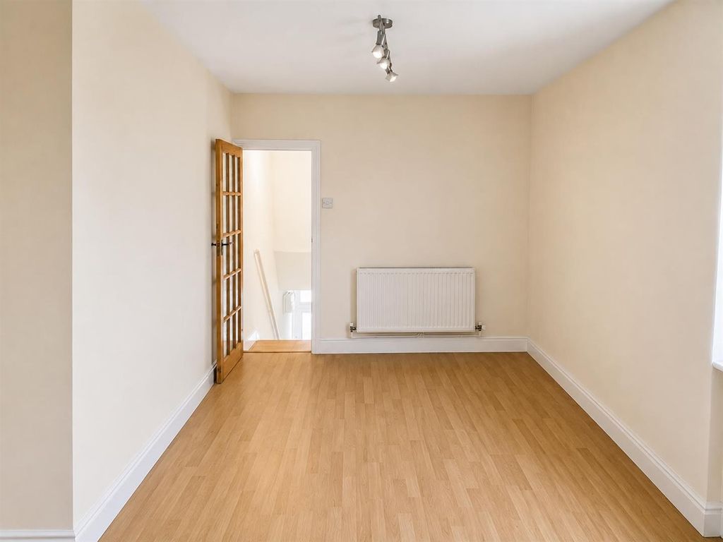 Property photo 2 of 10 Kildare Road,E6 For Sale By Barrain London Estate