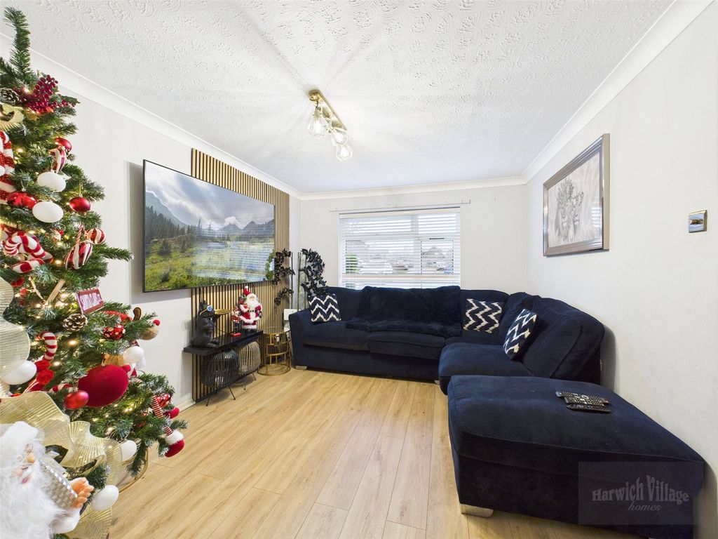 Property photo 2 of 18 Lounge