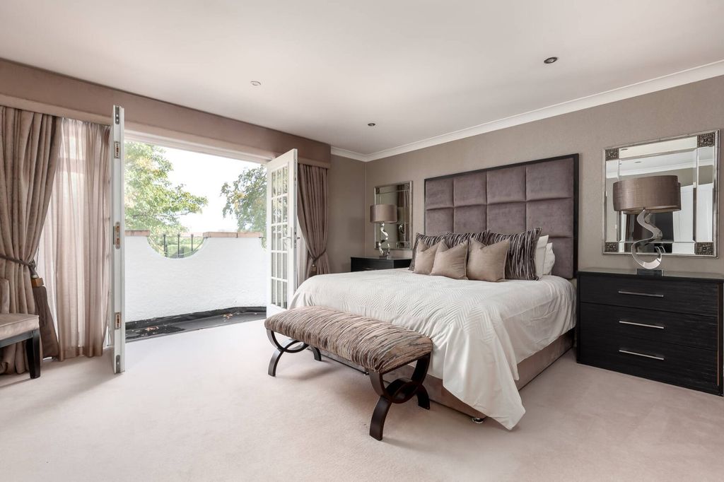 Property photo 2 of 31 Principal Bedroom