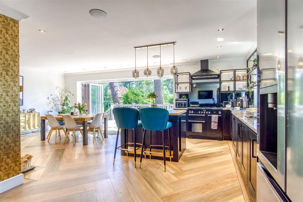Property photo 2 of 30 Kitchen Diner Family Room