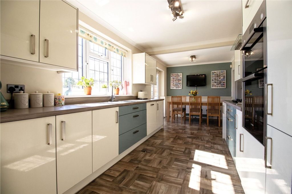 Property photo 3 of 30 Kitchen