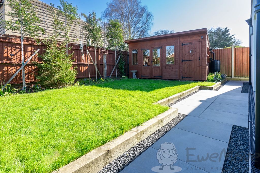 Property photo 2 of 12 Garden With Summer House