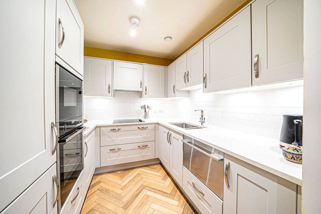 Property photo 3 of 11 Kitchen