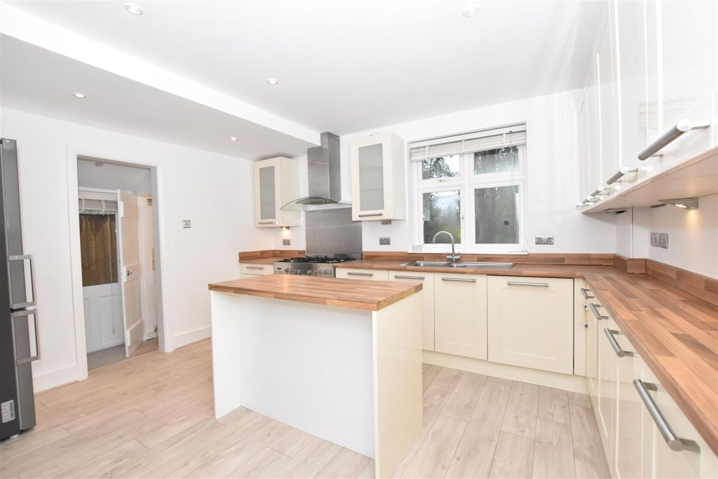 Property photo 3 of 14 138 Kidmore (4).Jpg