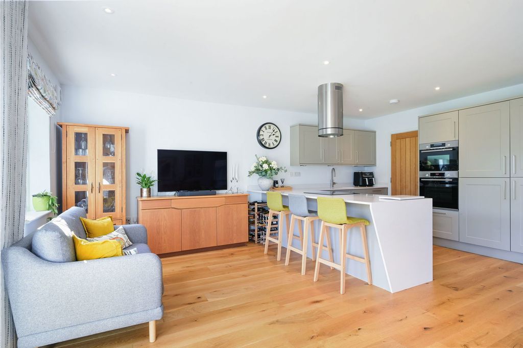 Property photo 2 of 32