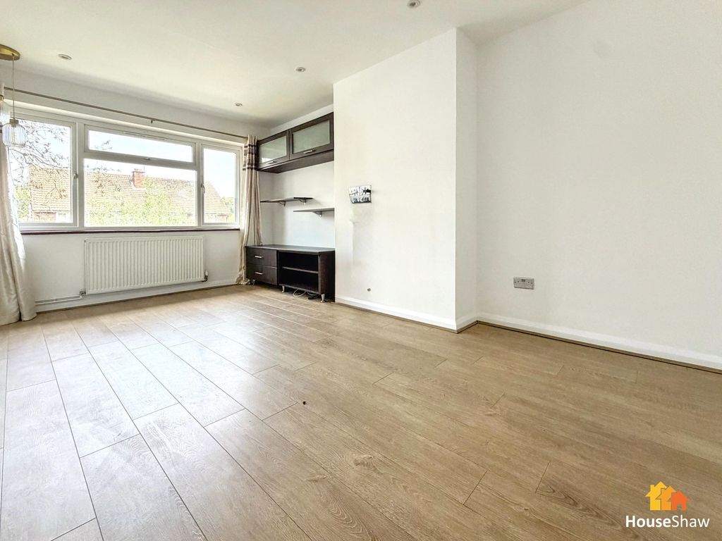 2 bed flat for saleDarvell Drive, Chesham HP5 photo 5