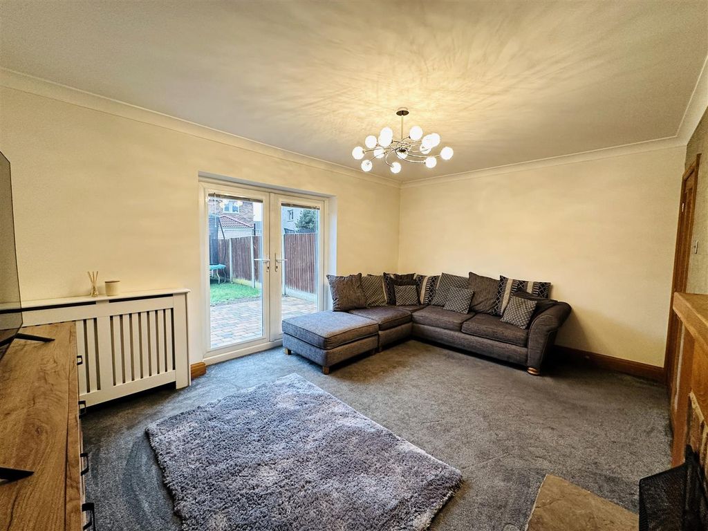 Property photo 3 of 15 Lounge .Jpg