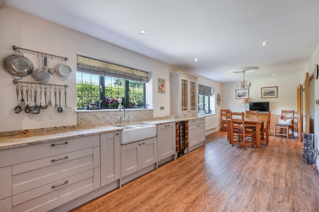 Property photo 3 of 27 Tadorne Road (11).Jpg