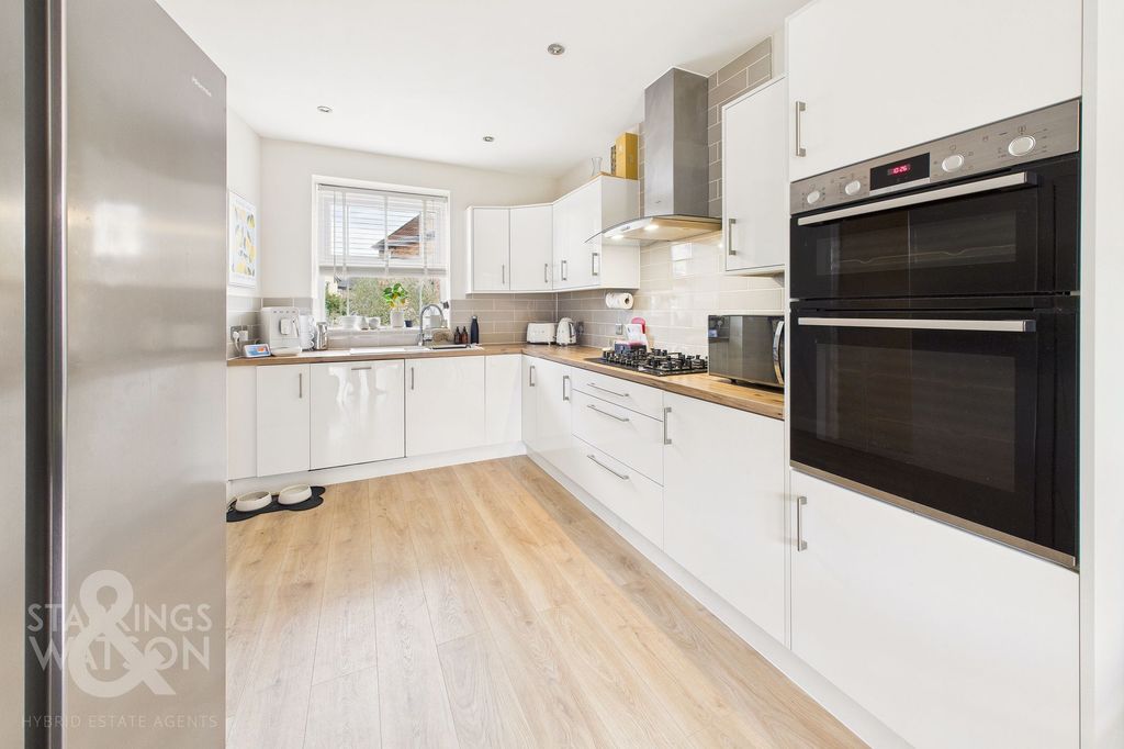 Property photo 3 of 23