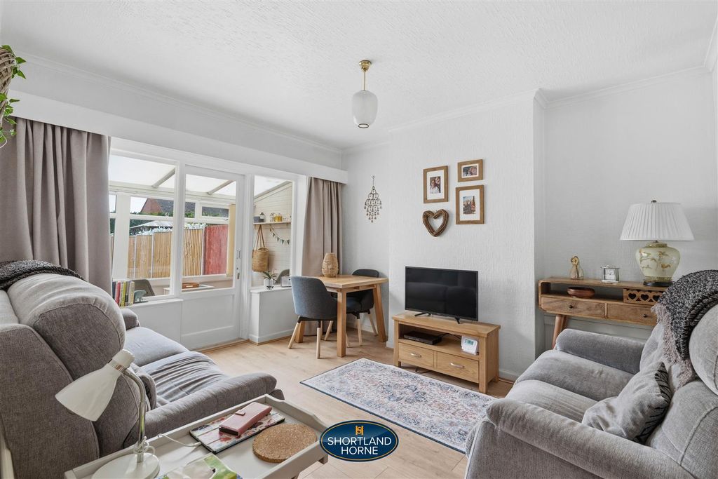 Property photo 3 of 21 Lounge