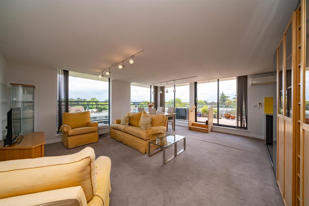 Property photo 2 of 28 34-Blackfriars-Court-06372.Jpg