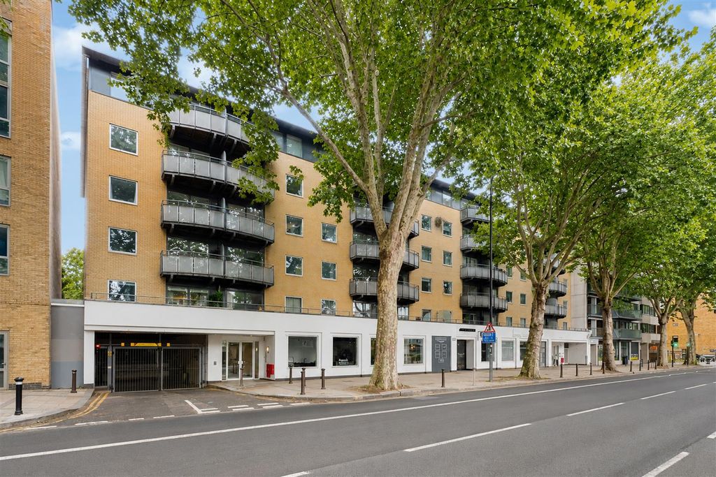 Property photo 2 of 15 Flat 2, 546 Chiswick High Road - 1R1Hyjnohg2Dpbnms
