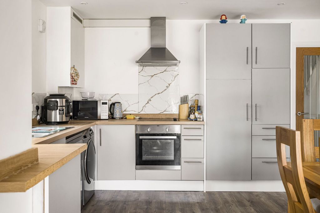 Property photo 1 of 24 Photo 8