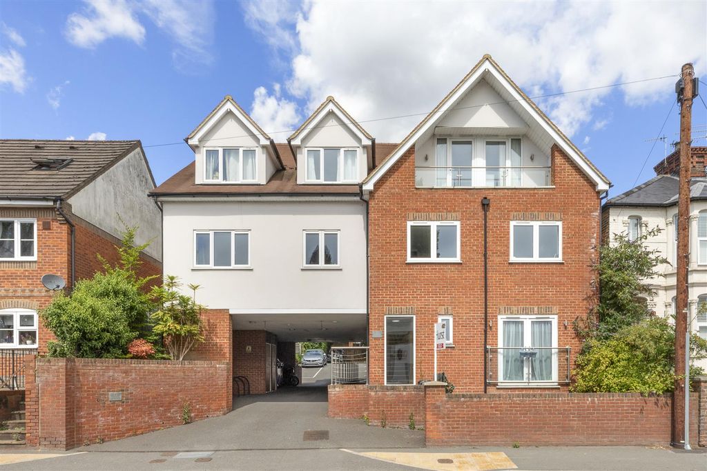 Property photo 1 of 13 Flat 4, 77 London Road, Hp11 1Bn-12.Jpg