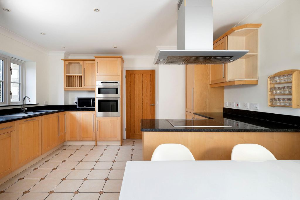 Property photo 2 of 21 Image