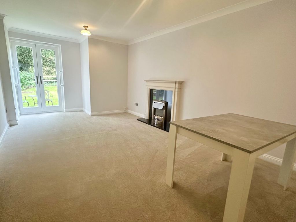 Property photo 3 of 16 Lounge