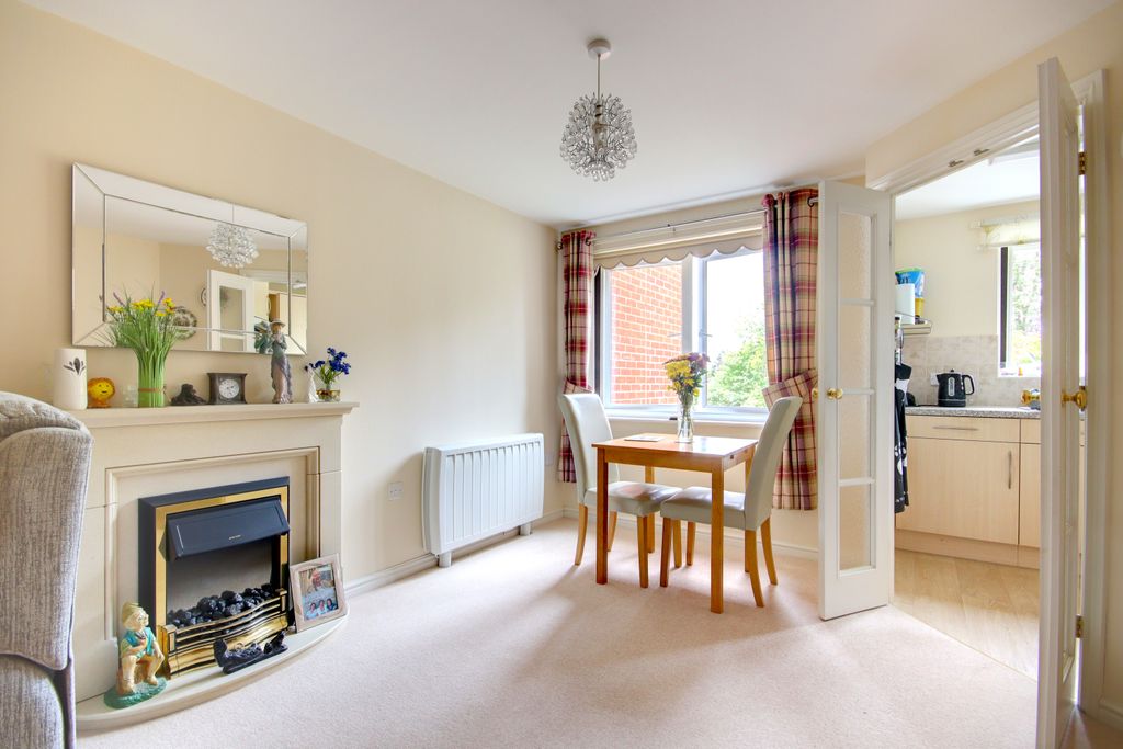 Property photo 2 of 21 Living 2