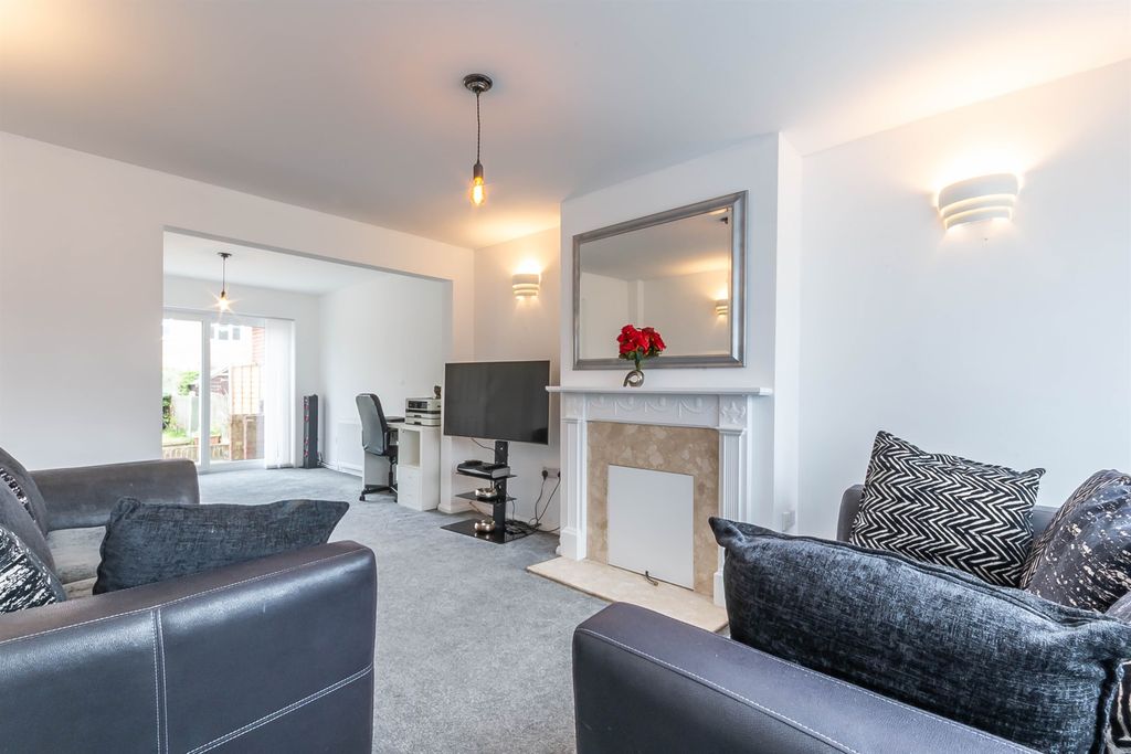 Property photo 3 of 13 Lounge