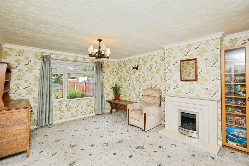 Property photo 3 of 17 Lounge