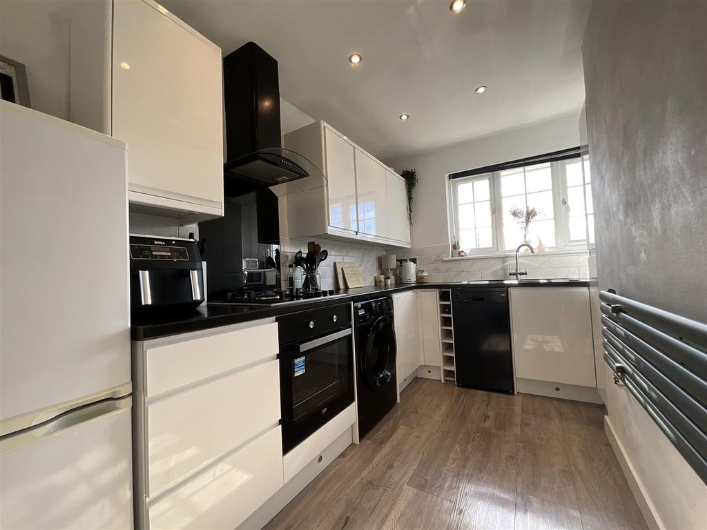 Property photo 3 of 9 Kitchen