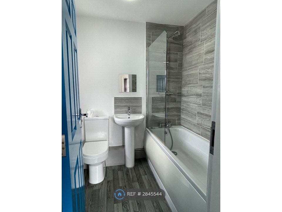 Property photo 1 of 8 Bedroom 10 - Ensuite