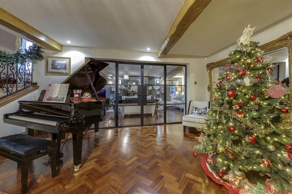 Property photo 2 of 60 Christmas Hallway