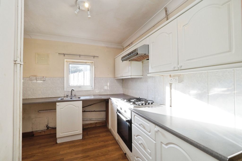 Property photo 3 of 19 Kitchen