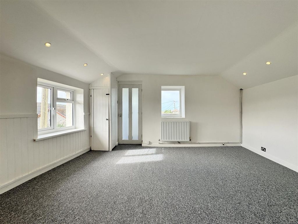 Property photo 3 of 17 Lounge