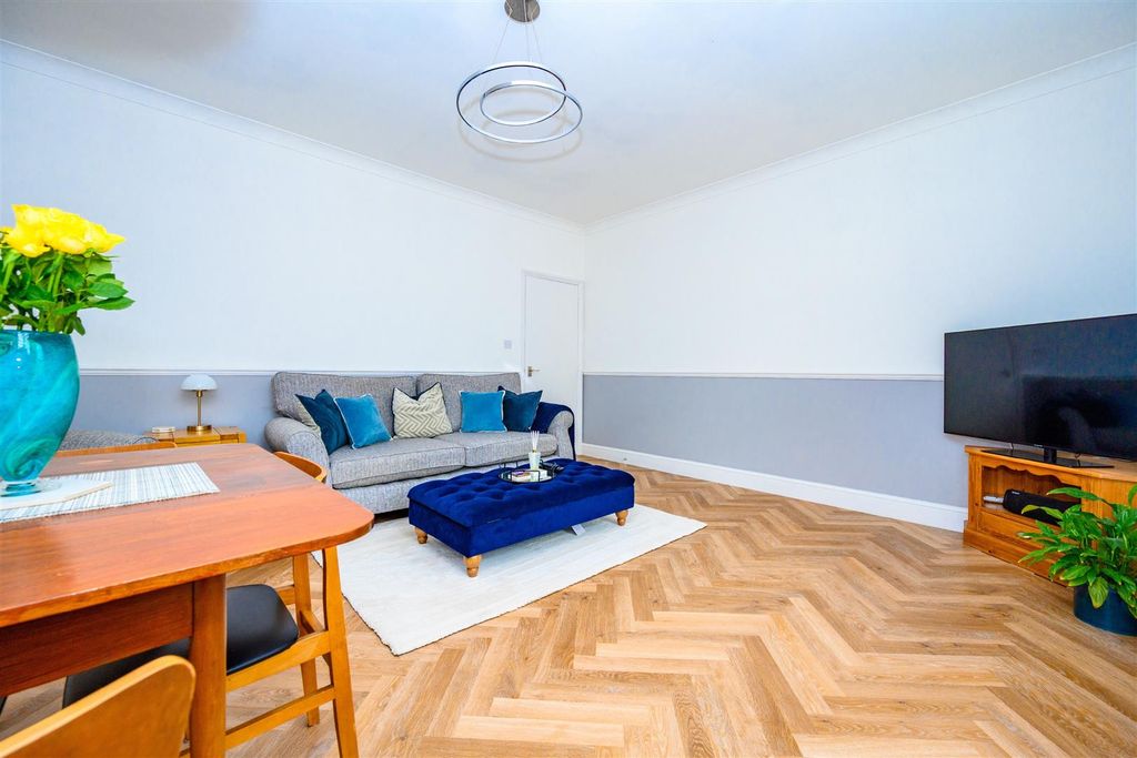 Property photo 3 of 14 Lounge