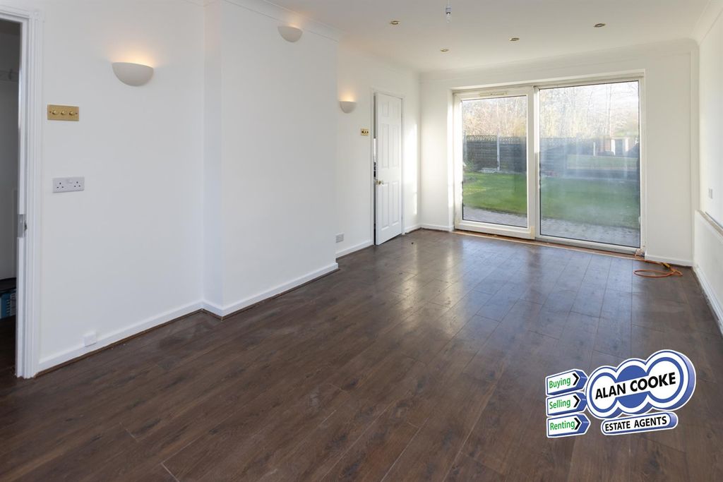 Property photo 3 of 10 Through Lounge