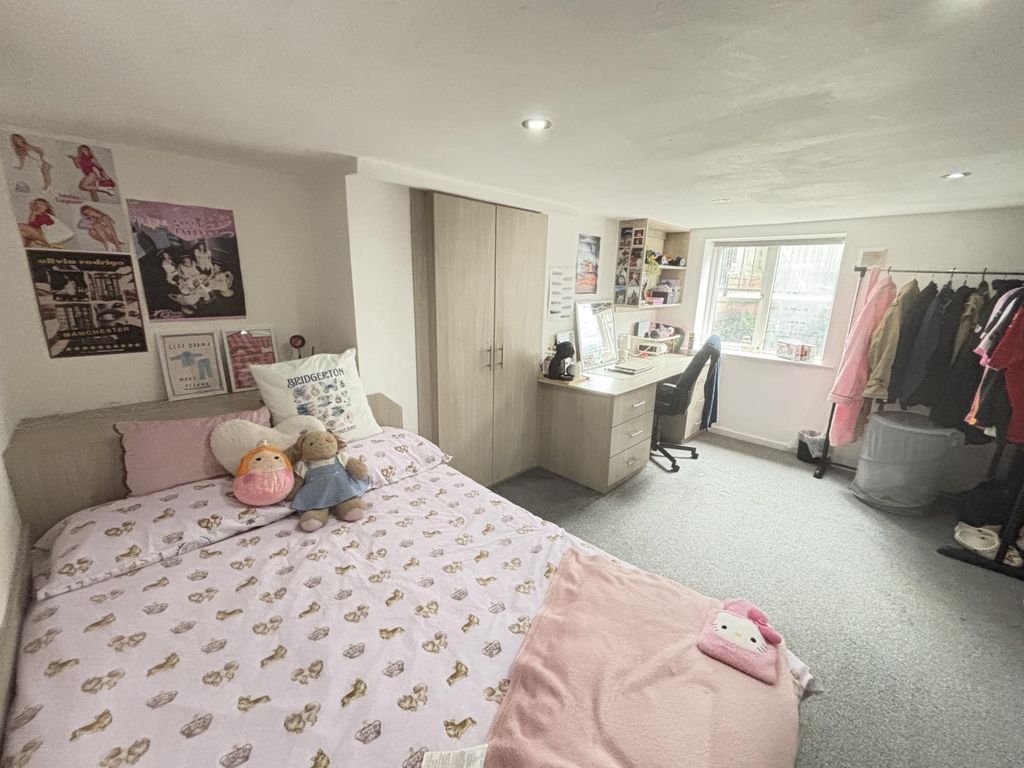 Property photo 1 of 27 Bright, Well-Kept Double Bedroom With A Comfortabl...
