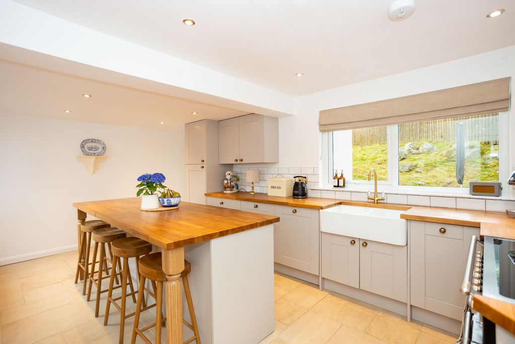 Property photo 3 of 43 Dine-In Kitchen