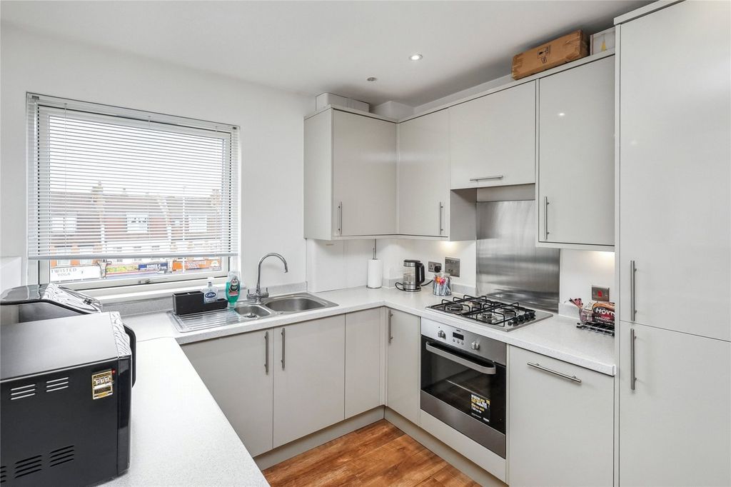 Property photo 3 of 10 Kitchen