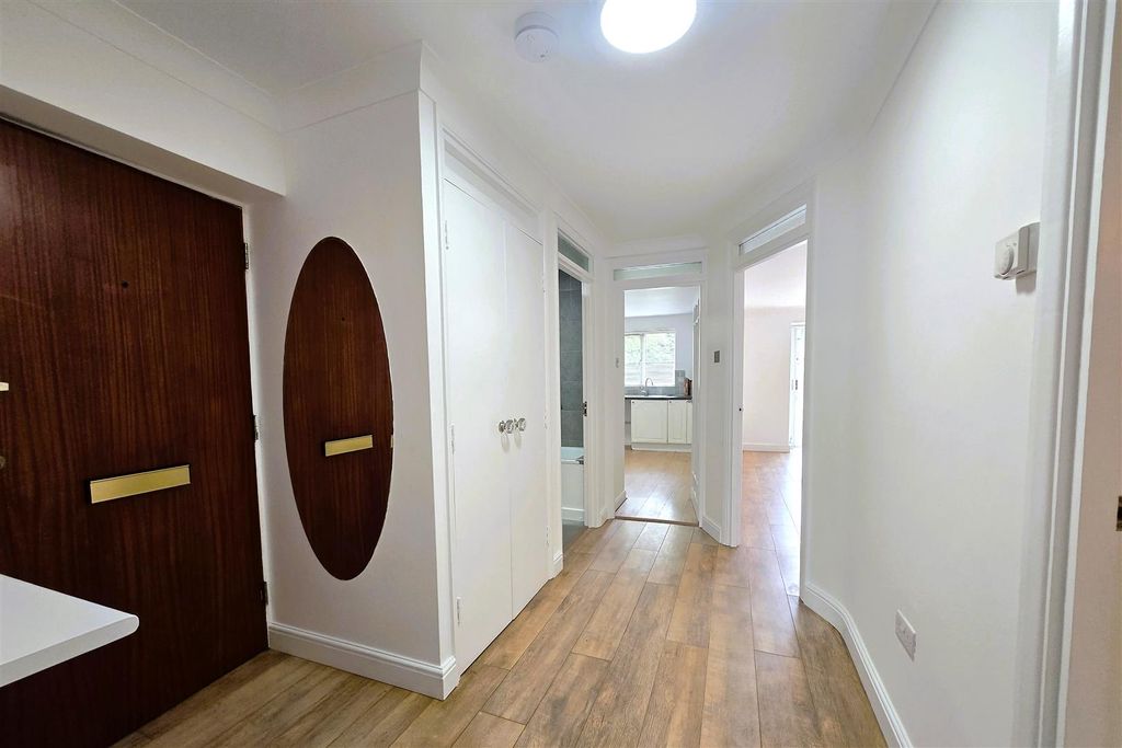 Property photo 2 of 11 Entrance Hall
