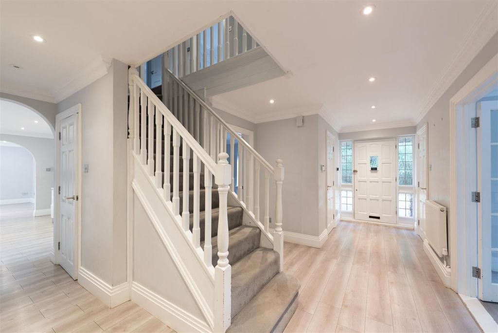 Property photo 2 of 20 Gills Hill Lane 18.Jpg