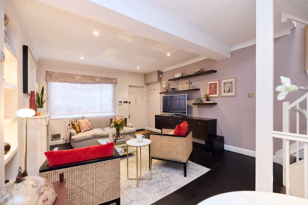 Property photo 2 of 13 3 Uxbridge St 7.Jpeg