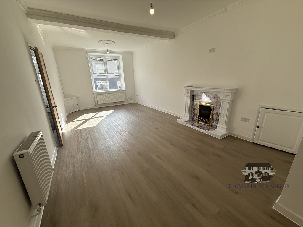 Property photo 3 of 13 Lounge