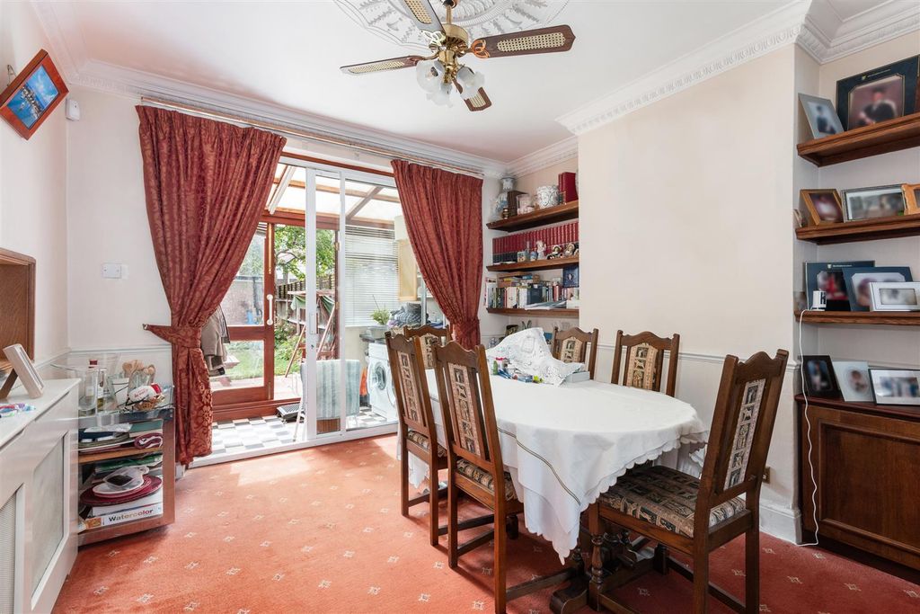 Property photo 2 of 11 Wandle Road